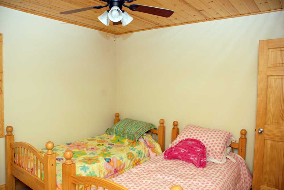 lakeslo_kidsbed.jpg