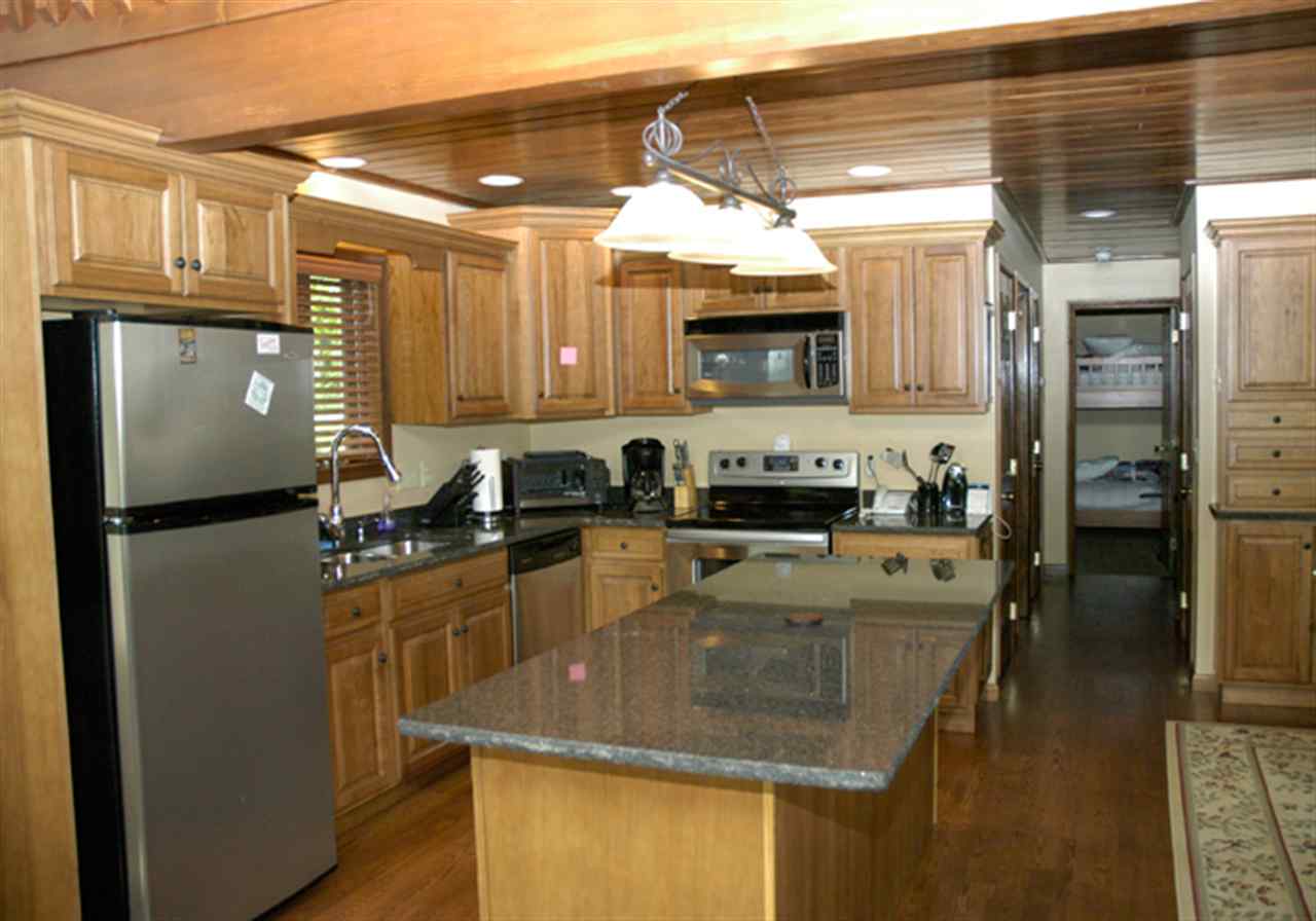 resized-2349823-lakesideRet_kitchen.jpg