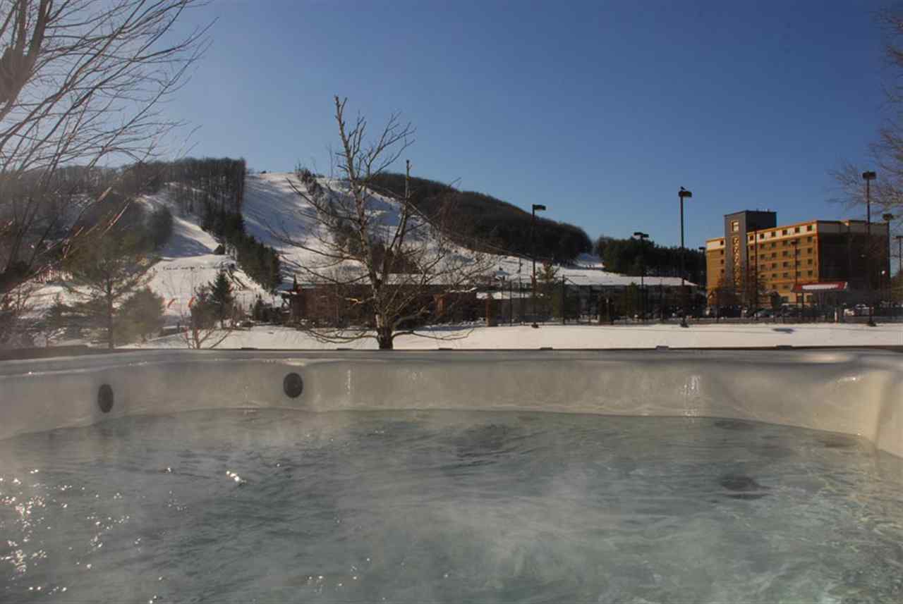 resized-2349823-Utopia_hottub.jpg