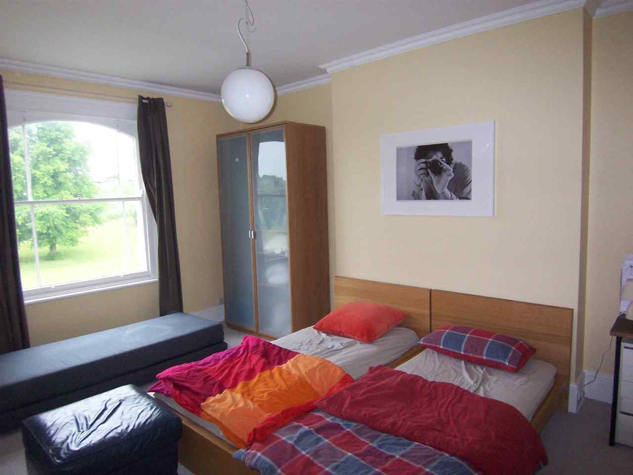 resized-2349823-bedroom.JPG