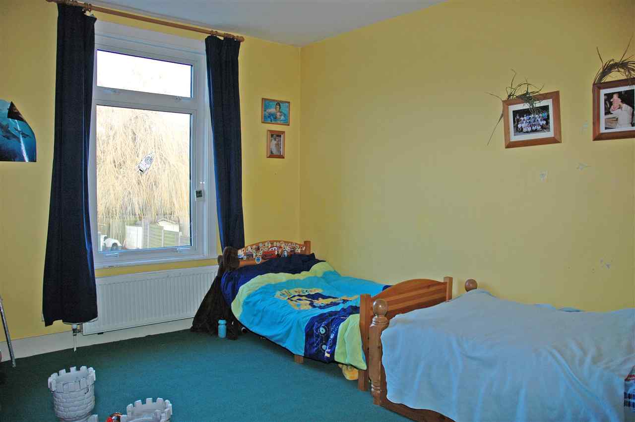 resized-2349823-bedroom-2.jpg