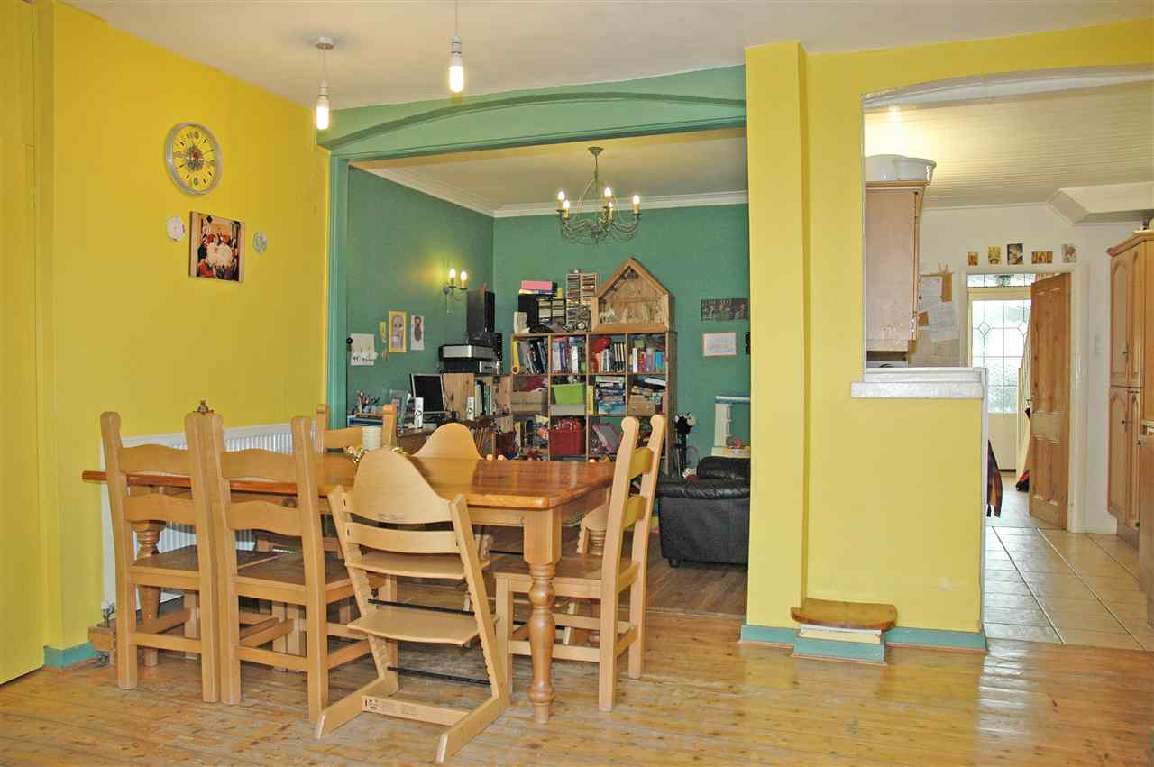 resized-2349823-open_plan_reception.jpg