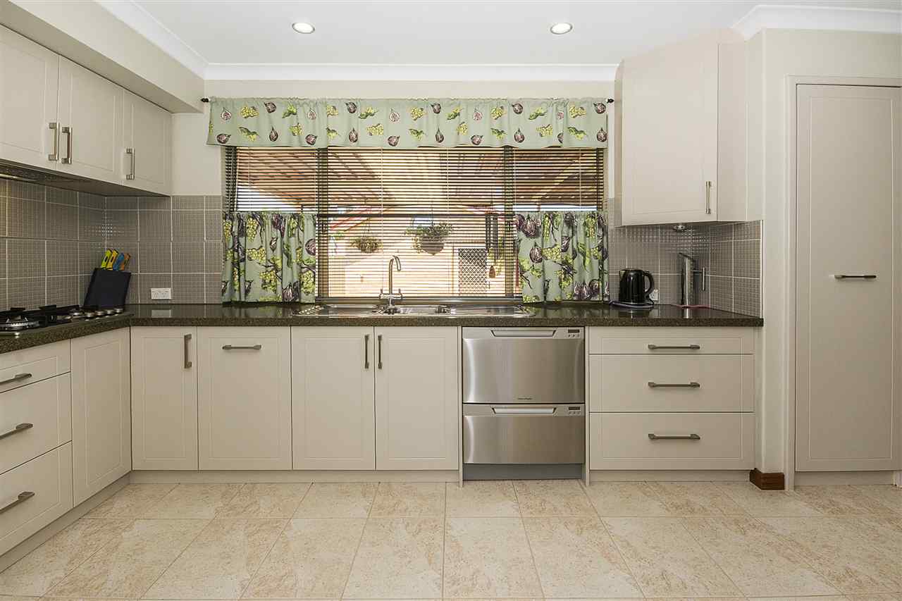 resized-2349823-027_Open2view_ID338821-8_Endgate_Court_Parkwood.jpg