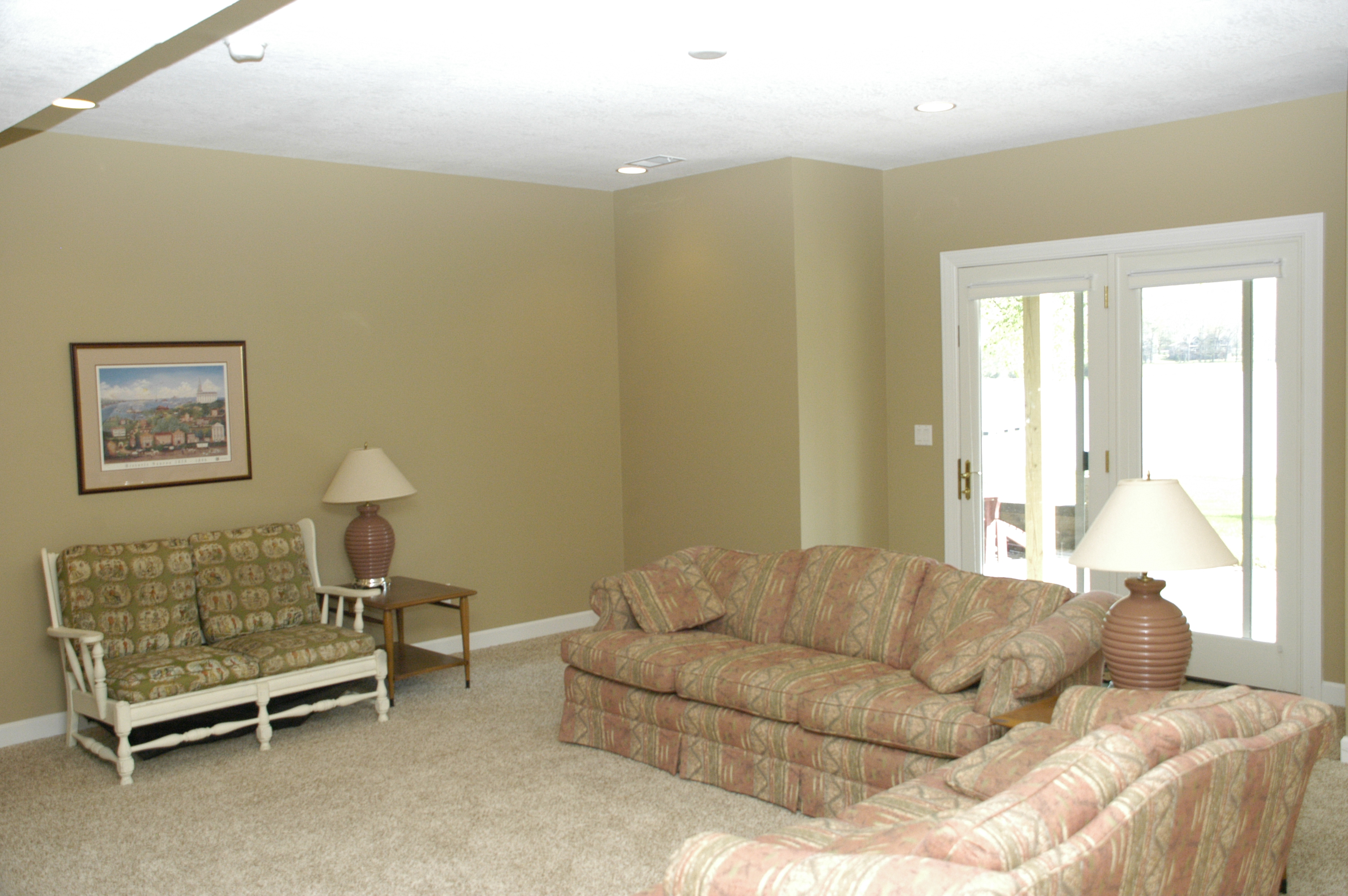Dwnfamilyroom.JPG